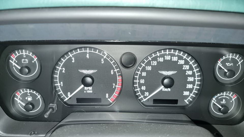 Припадає пилом на підземному паркінгу: у Києві знайдено покинутий спорткар Aston Martin