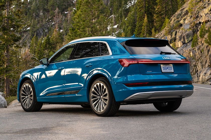 Audi припинить випуск електричного позашляховика e-tron