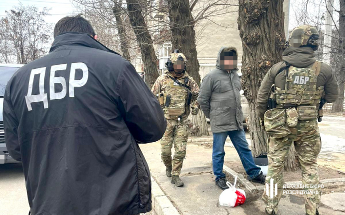 Пропонував солдатам перевестися в тил. Кадровика ТрО затримали на хабарі