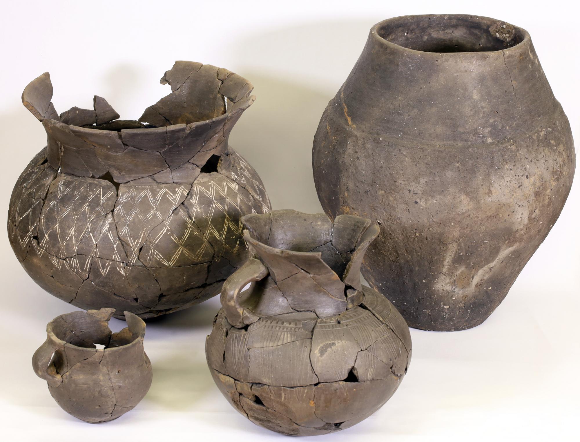 Археологи розкопали колодязь з жертовними прикрасами! Цій знахідці понад 3000 років