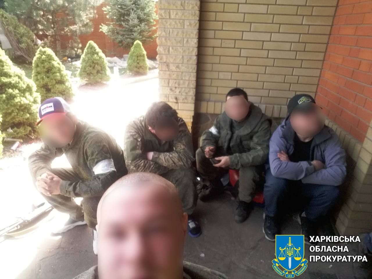 Допомогло встановити "фото на згадку". Дев'ятьом окупантам оголосили підозру