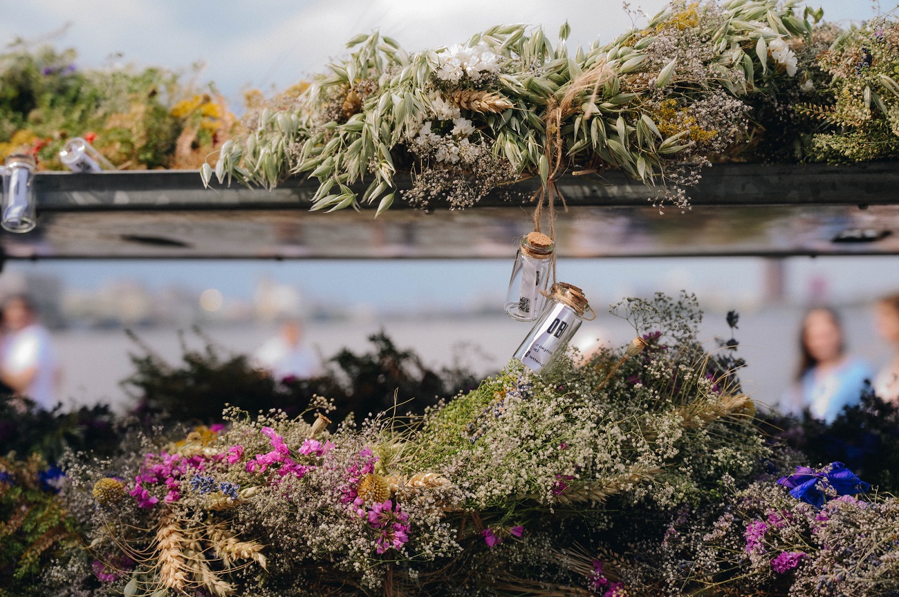 Украинцы на Купала запустили на Днепре венки с "письмами любви": фото и важные смыслы акции