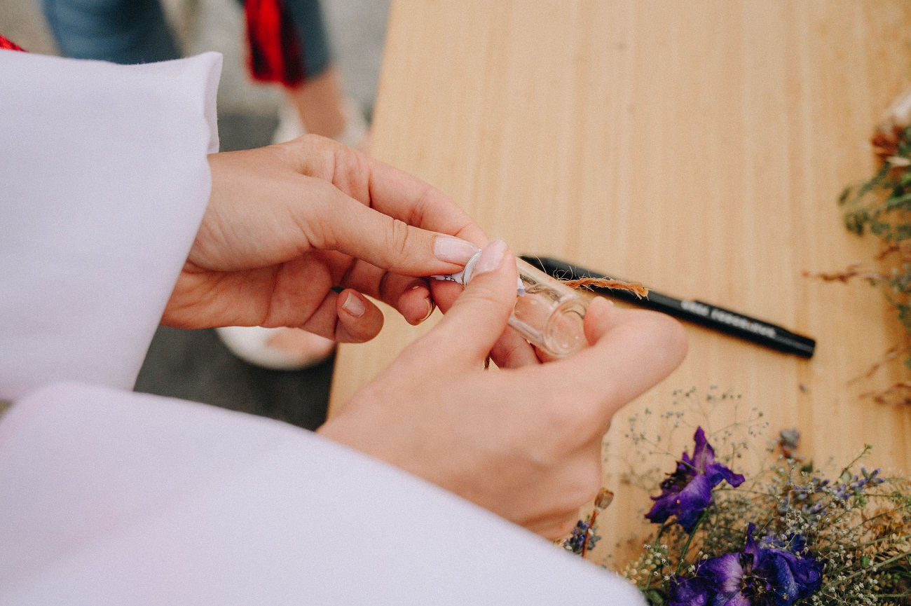 Украинцы на Купала запустили на Днепре венки с "письмами любви": фото и важные смыслы акции