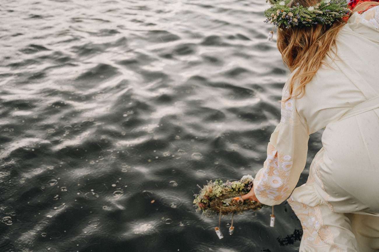 Украинцы на Купала запустили на Днепре венки с "письмами любви": фото и важные смыслы акции