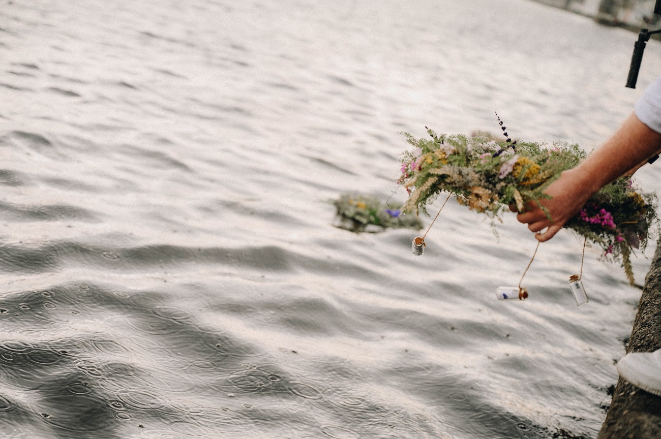 Украинцы на Купала запустили на Днепре венки с "письмами любви": фото и важные смыслы акции