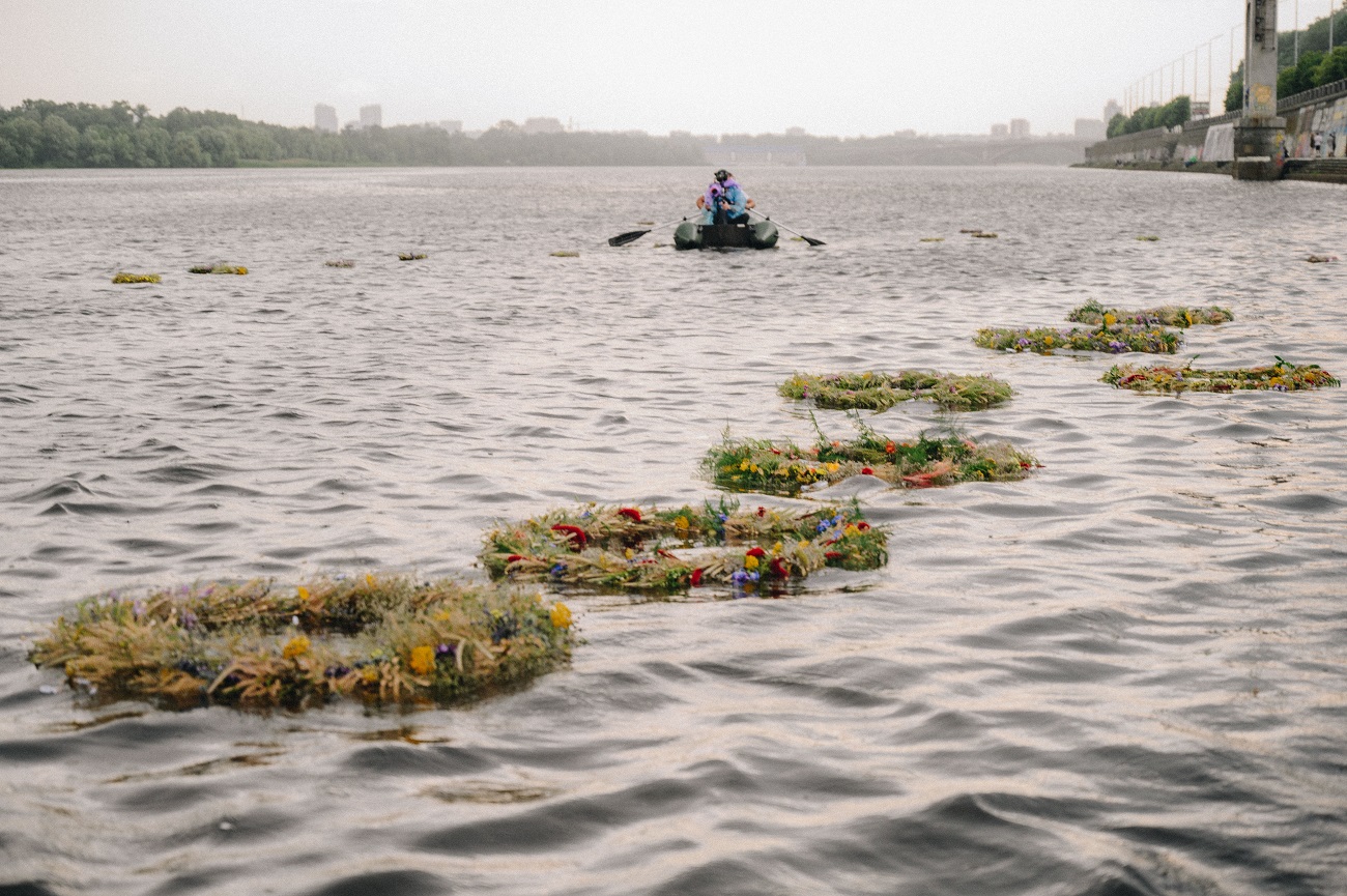 Украинцы на Купала запустили на Днепре венки с "письмами любви": фото и важные смыслы акции
