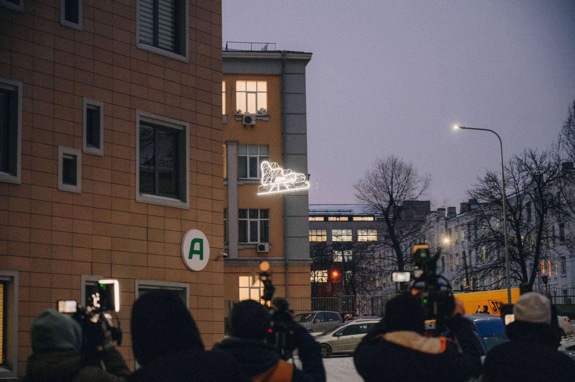 В небе над Киевом пролетели новогодние санки: реакция детей и взрослых на сказку (фото)