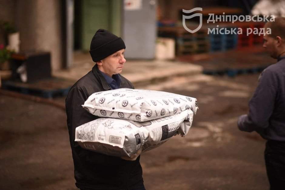 Мерія Дніпра передала чергову партію допомоги на фронт