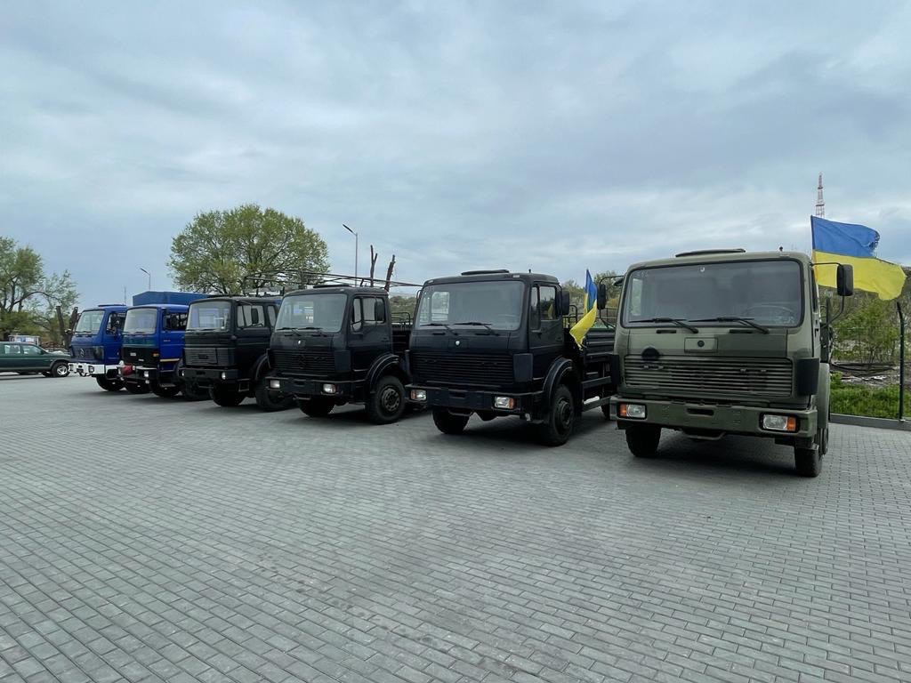 Совладельцы АТБ купили для ВСУ, ТРО и экстренных служб свыше 130 авто на более 100 млн гривен