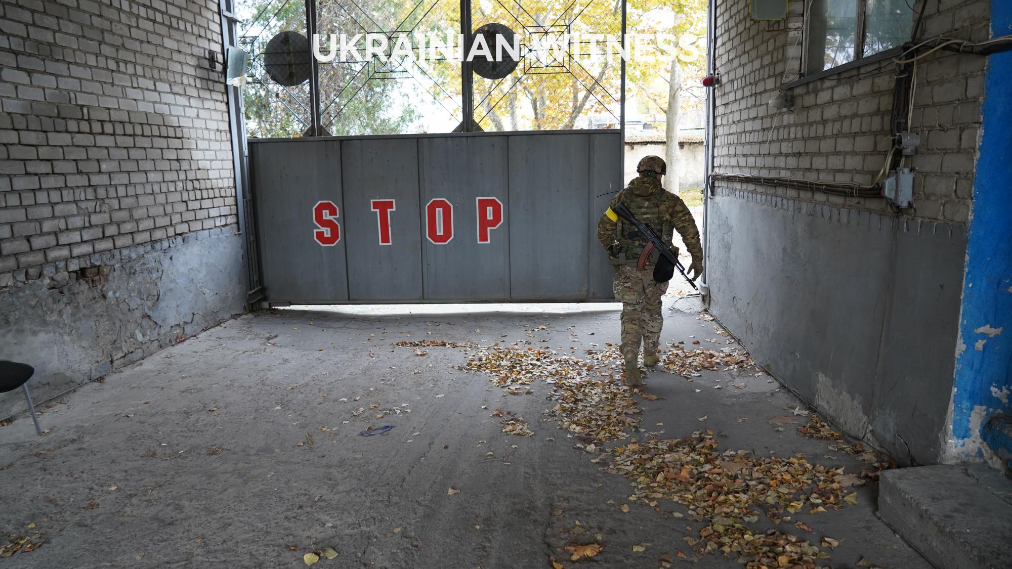 Дивіться, як нацполіція зачищає завод у Херсоні після перебування росіян (відео)