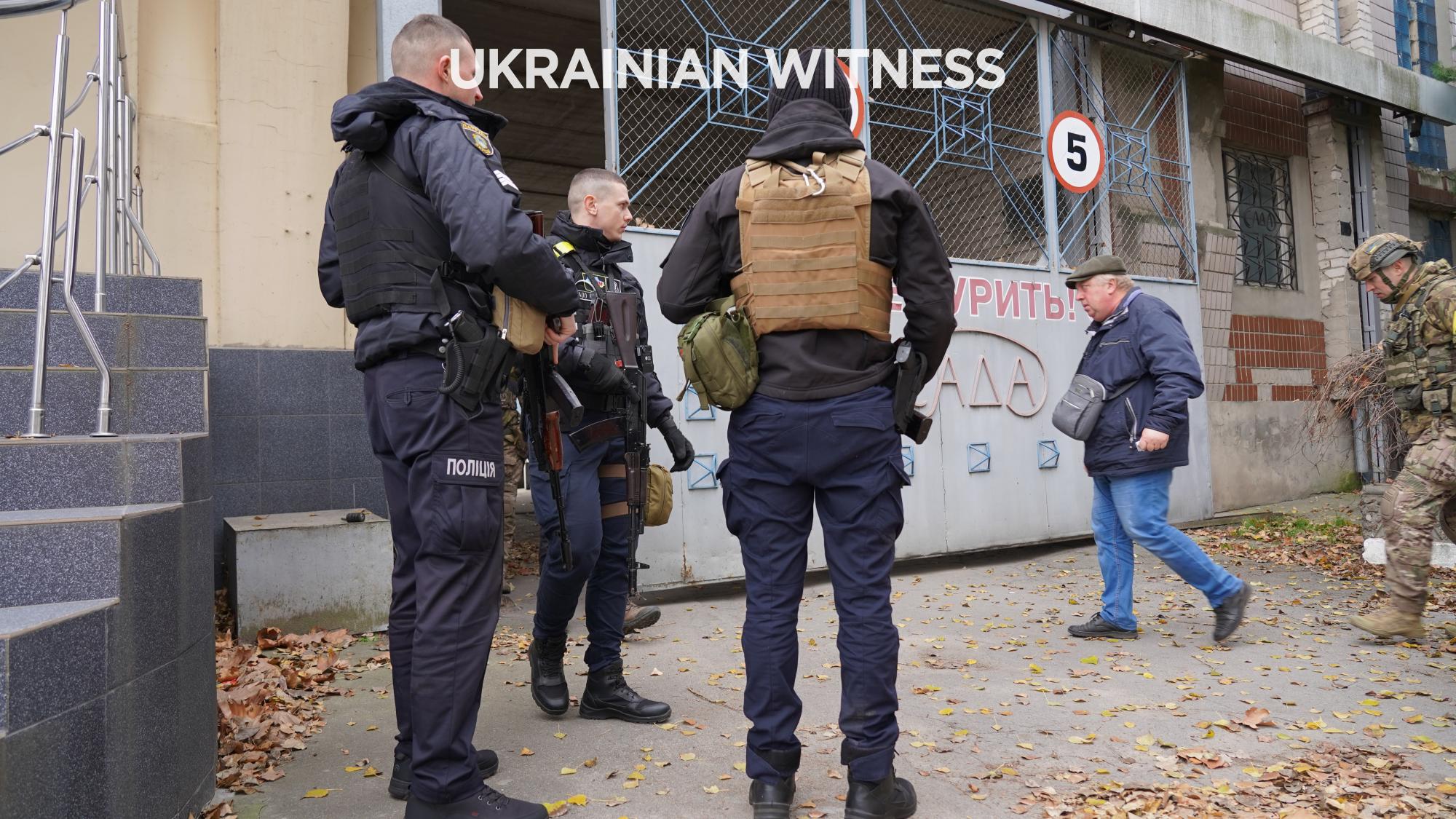 Дивіться, як нацполіція зачищає завод у Херсоні після перебування росіян (відео)