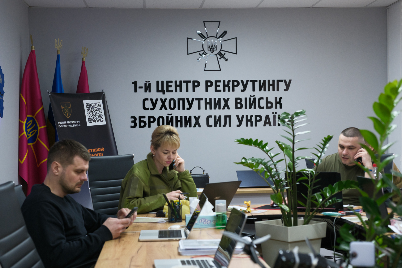 "Мы как HR, только VIP-класса". Как работает первый центр рекрутинга Сухопутных войск в Киеве