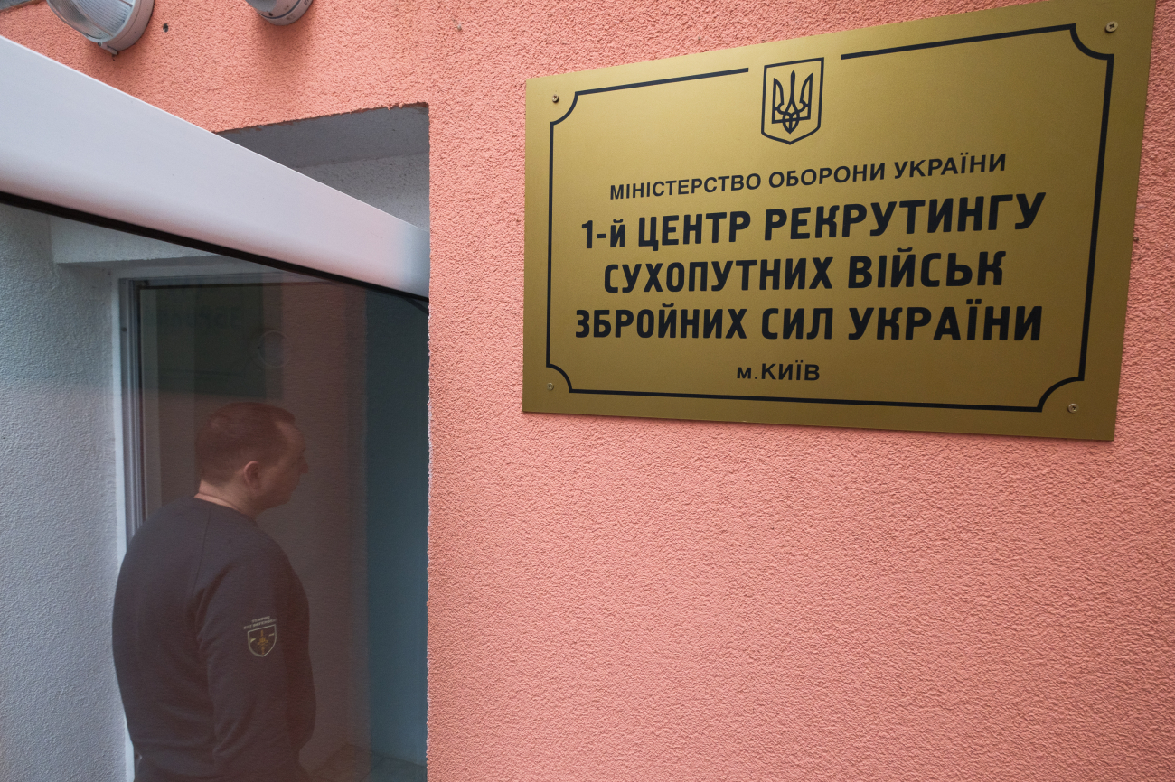 "Мы как HR, только VIP-класса". Как работает первый центр рекрутинга Сухопутных войск в Киеве