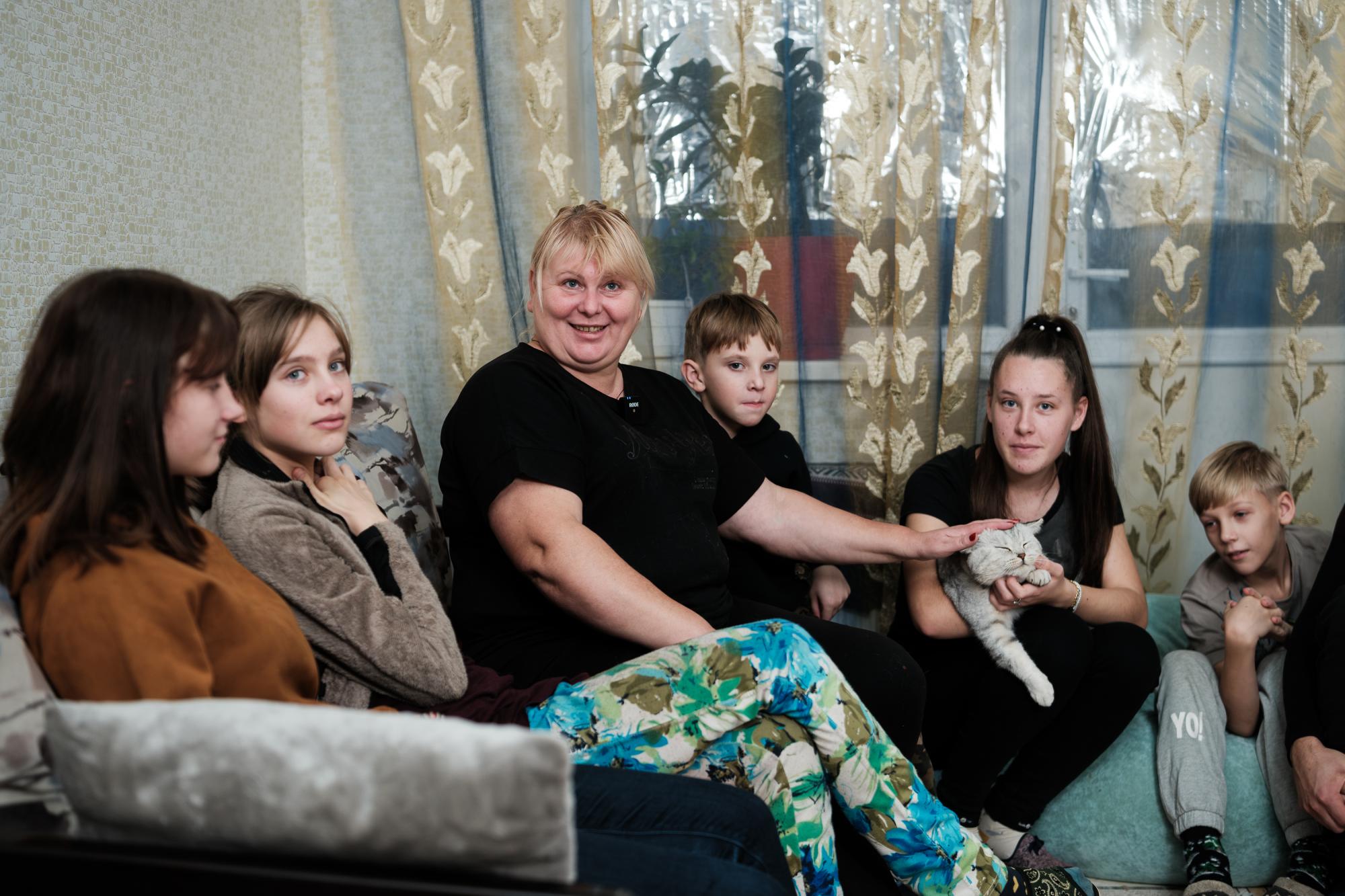 "Дорослі діти нікому не треба". Історія мами, яка всиновила 8 дітей і врятувала їх від окупації (відео)