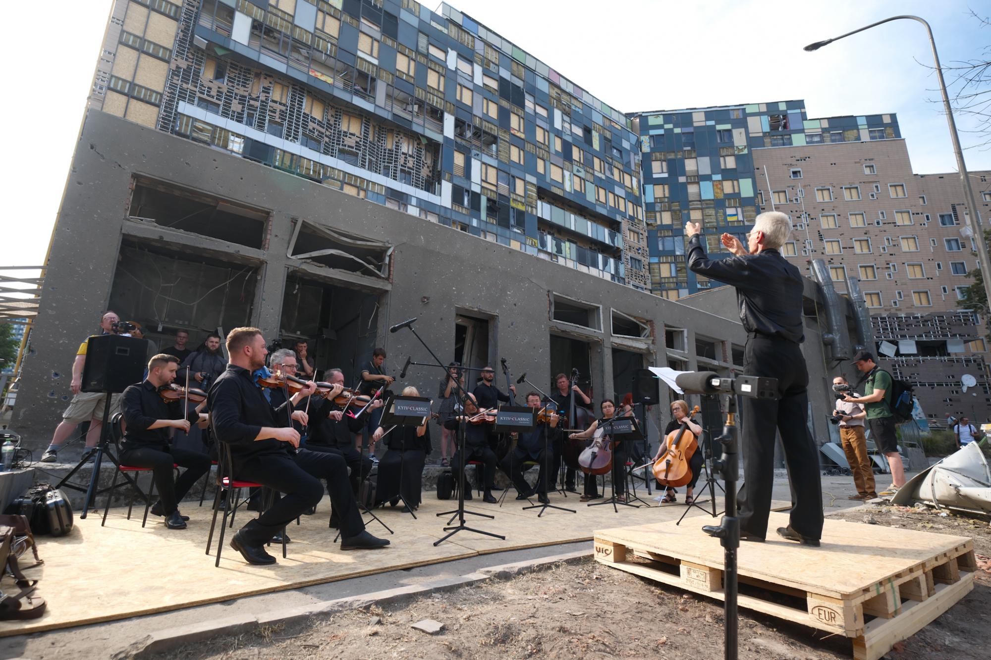 У пам'ять про жертв. В "Охматдиті" камерний оркестр виконав "Реквієм за загиблими": фото