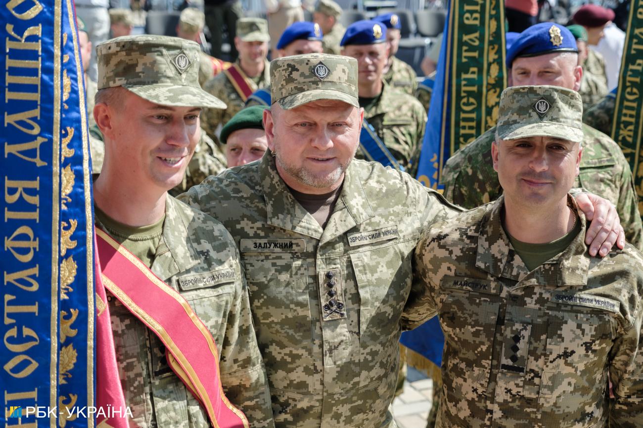 Між двома вогнями. Чи звільнить Зеленський Залужного і що стоїть за їхнім конфліктом