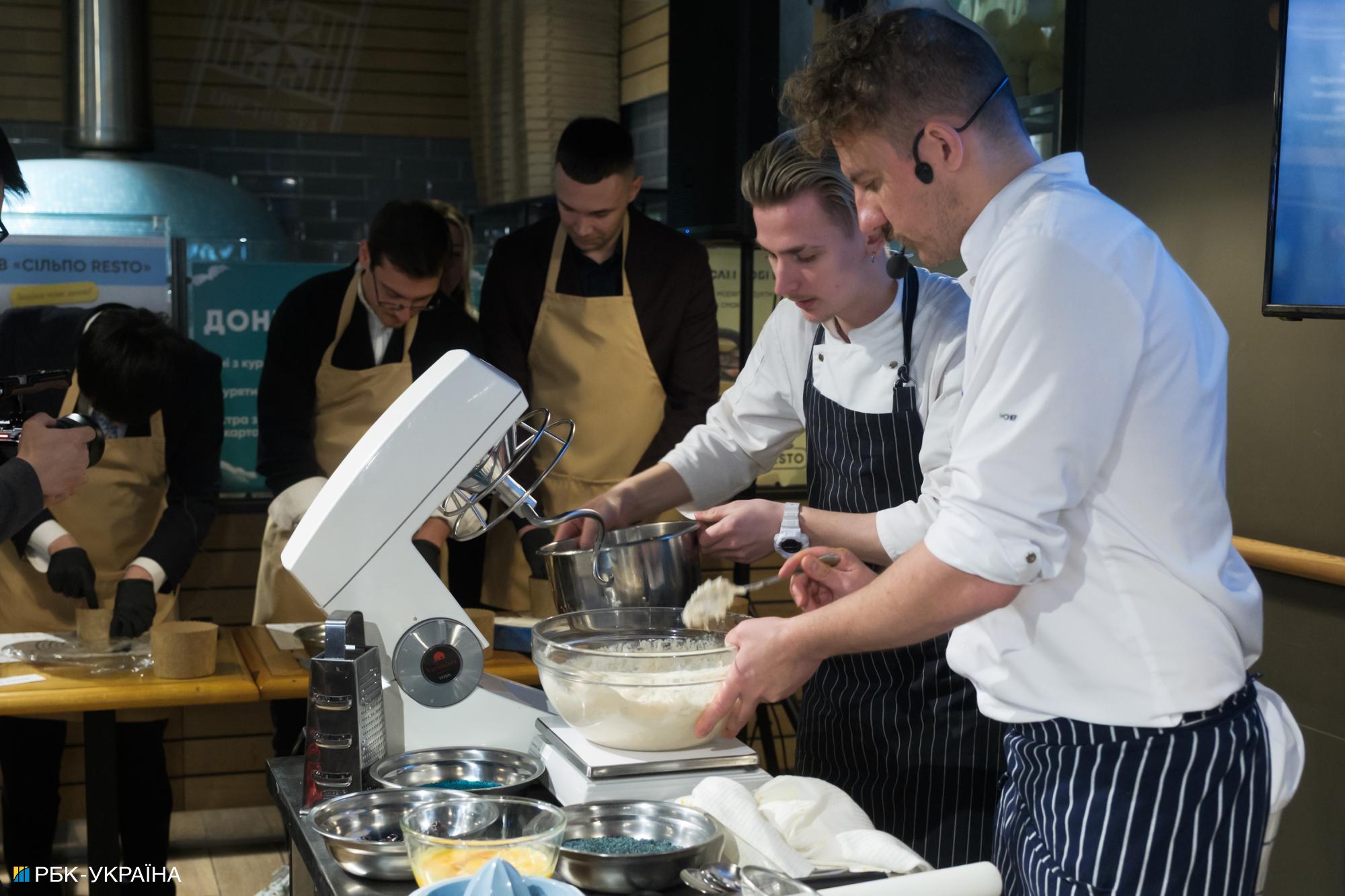 Символ відродження. У Києві спекли паски із зерна з розмінованих полів Херсонщини