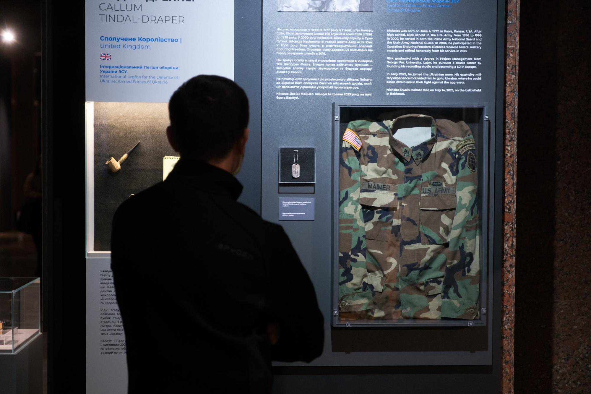 "Свобода має ціну". В Києві відкрилася виставка про іноземців, які захищають Україну на фронті