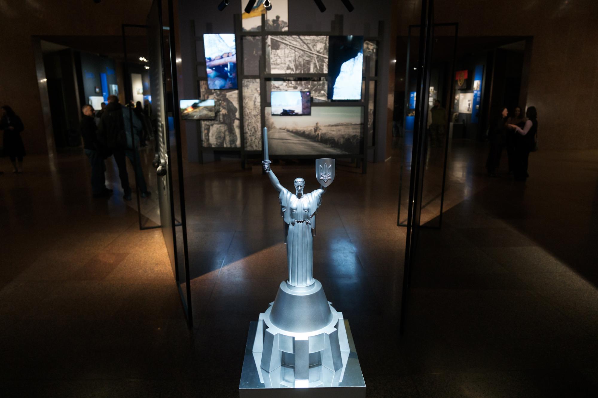 "Свобода має ціну". В Києві відкрилася виставка про іноземців, які захищають Україну на фронті
