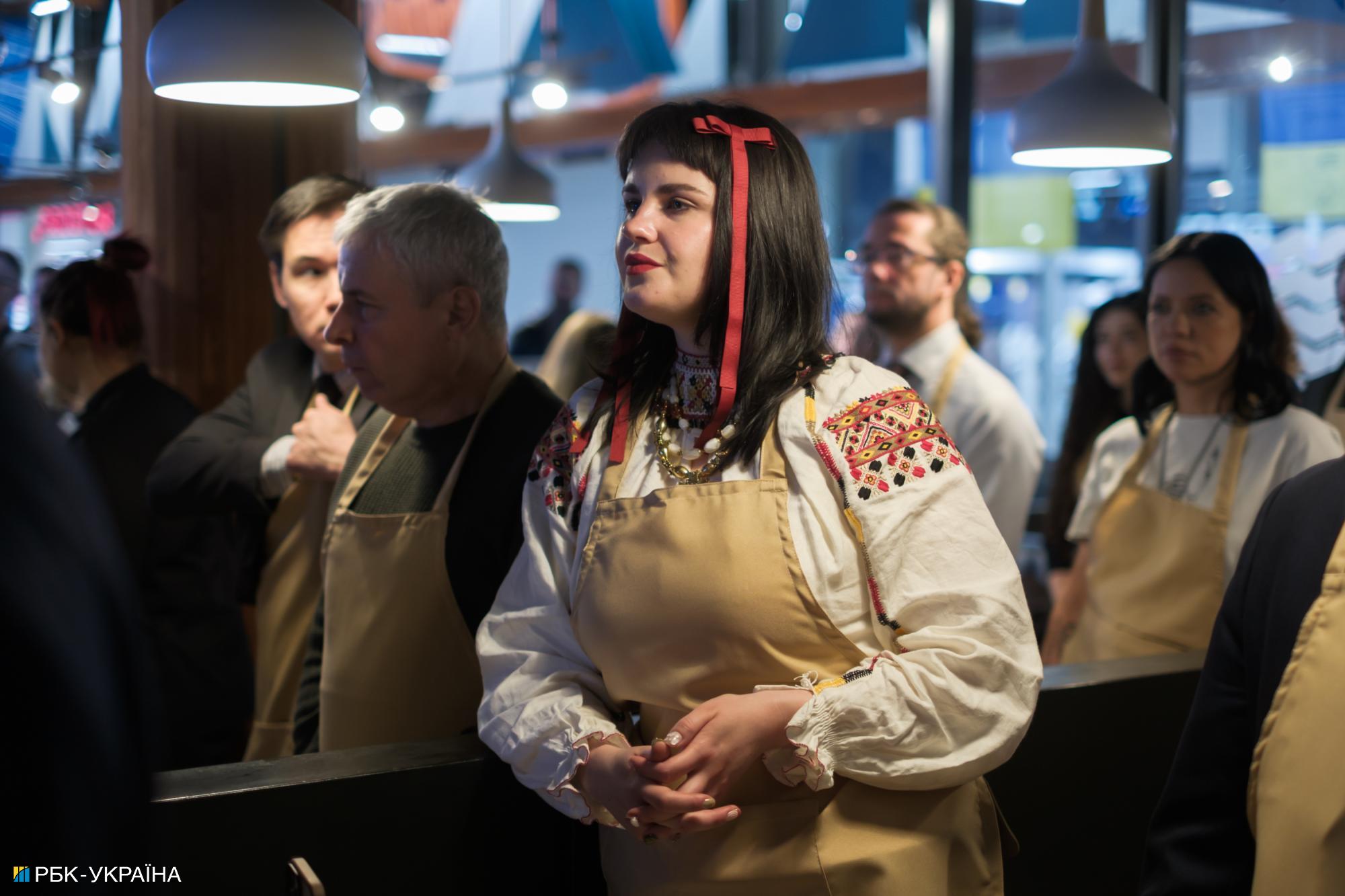 Символ відродження. У Києві спекли паски із зерна з розмінованих полів Херсонщини