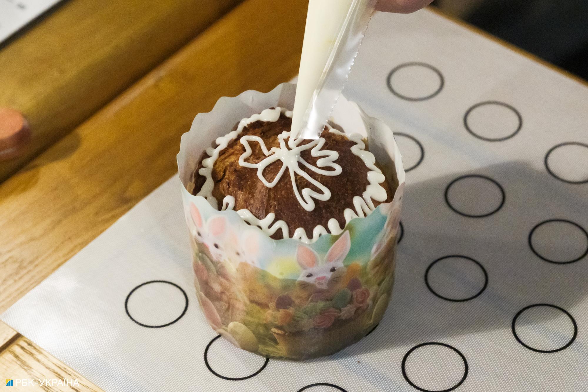 Символ відродження. У Києві спекли паски із зерна з розмінованих полів Херсонщини