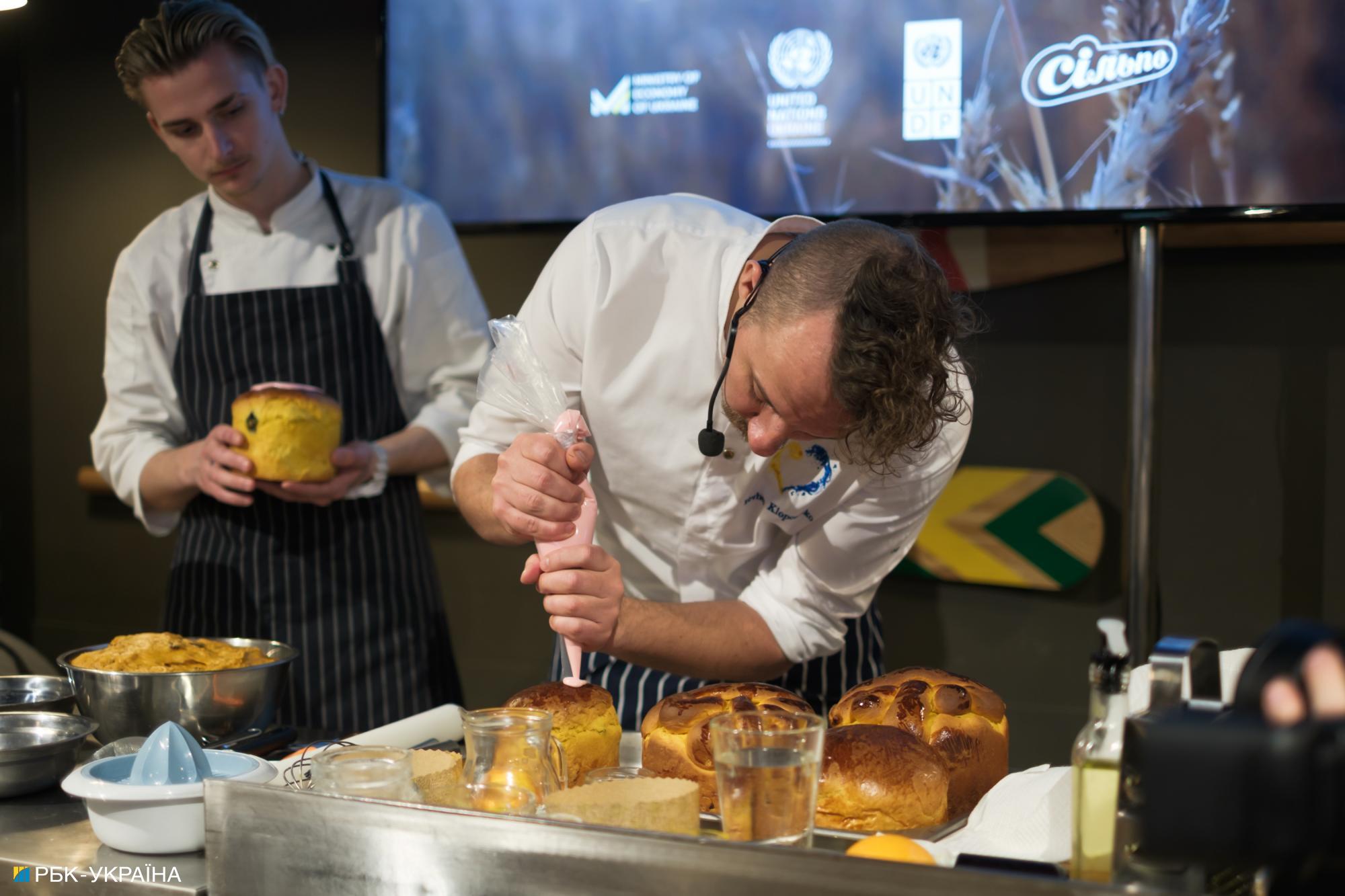 Символ відродження. У Києві спекли паски із зерна з розмінованих полів Херсонщини