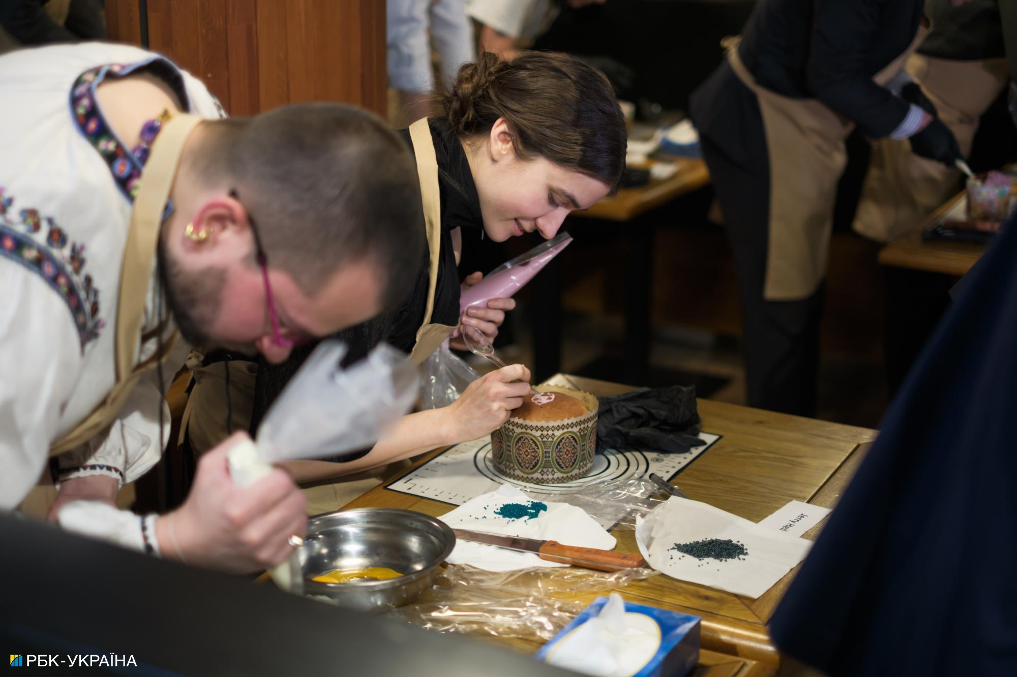 Символ відродження. У Києві спекли паски із зерна з розмінованих полів Херсонщини