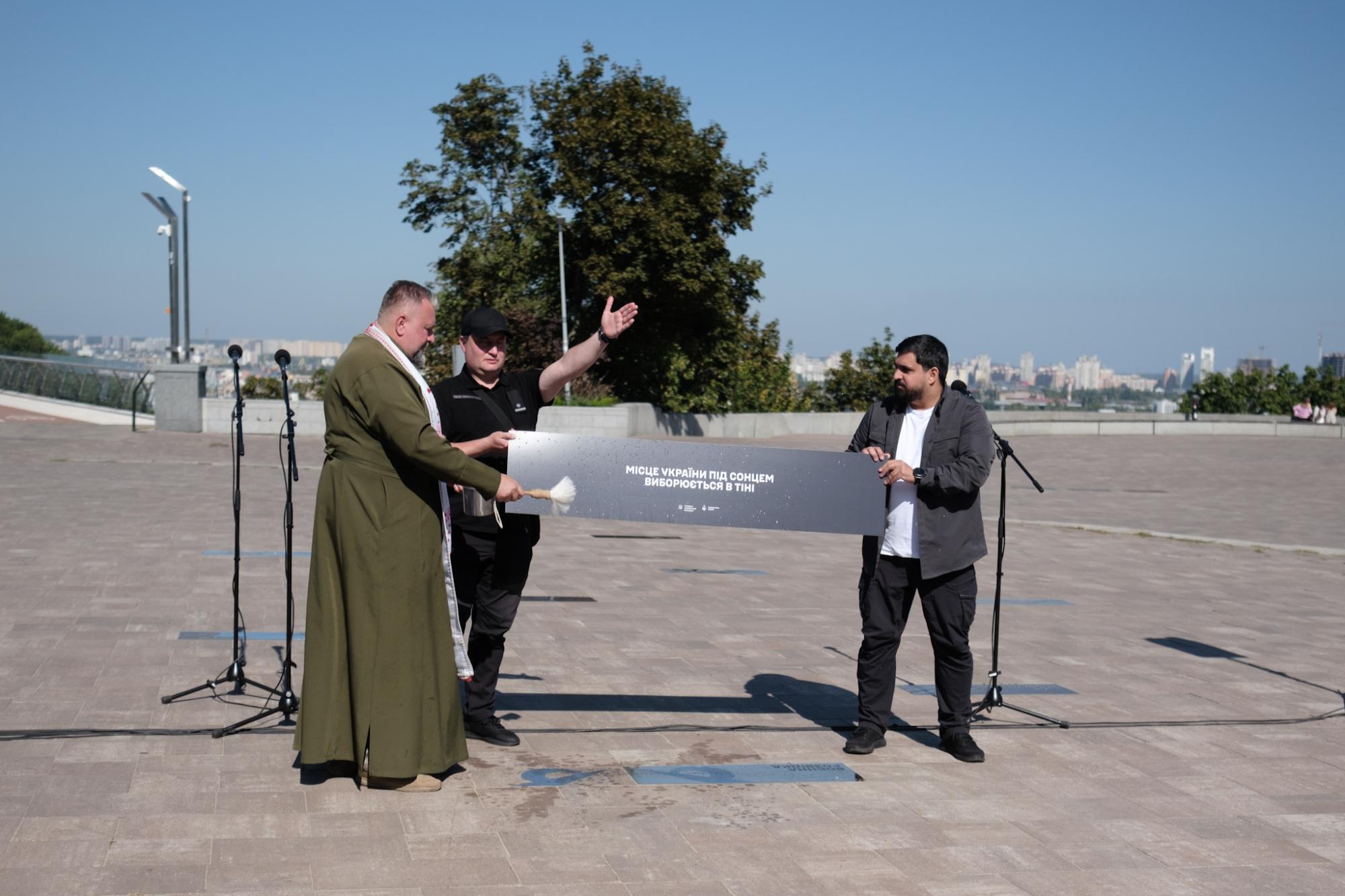 "Разведка - это призвание". В Киеве открыли памятный знак ко Дню военной разведки (фото)