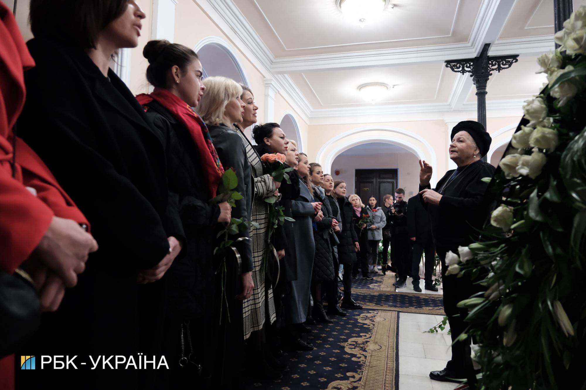 Хор, солісткою якого була Ніна Матвієнко, виконав молитву на прощанні зі співачкою: відео пробирає до мурашок