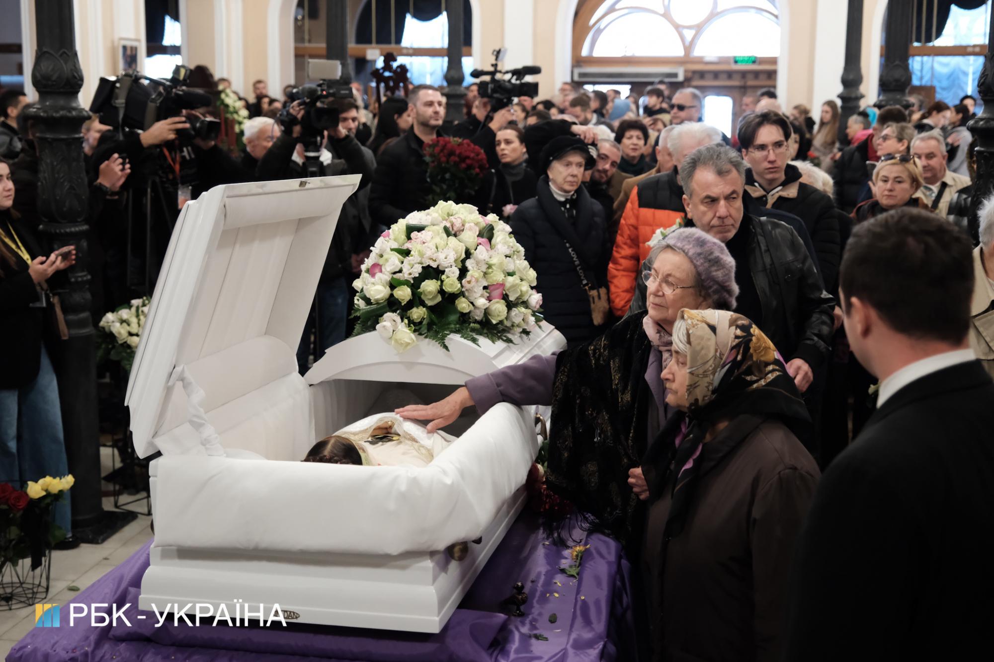 Хор, солісткою якого була Ніна Матвієнко, виконав молитву на прощанні зі співачкою: відео пробирає до мурашок