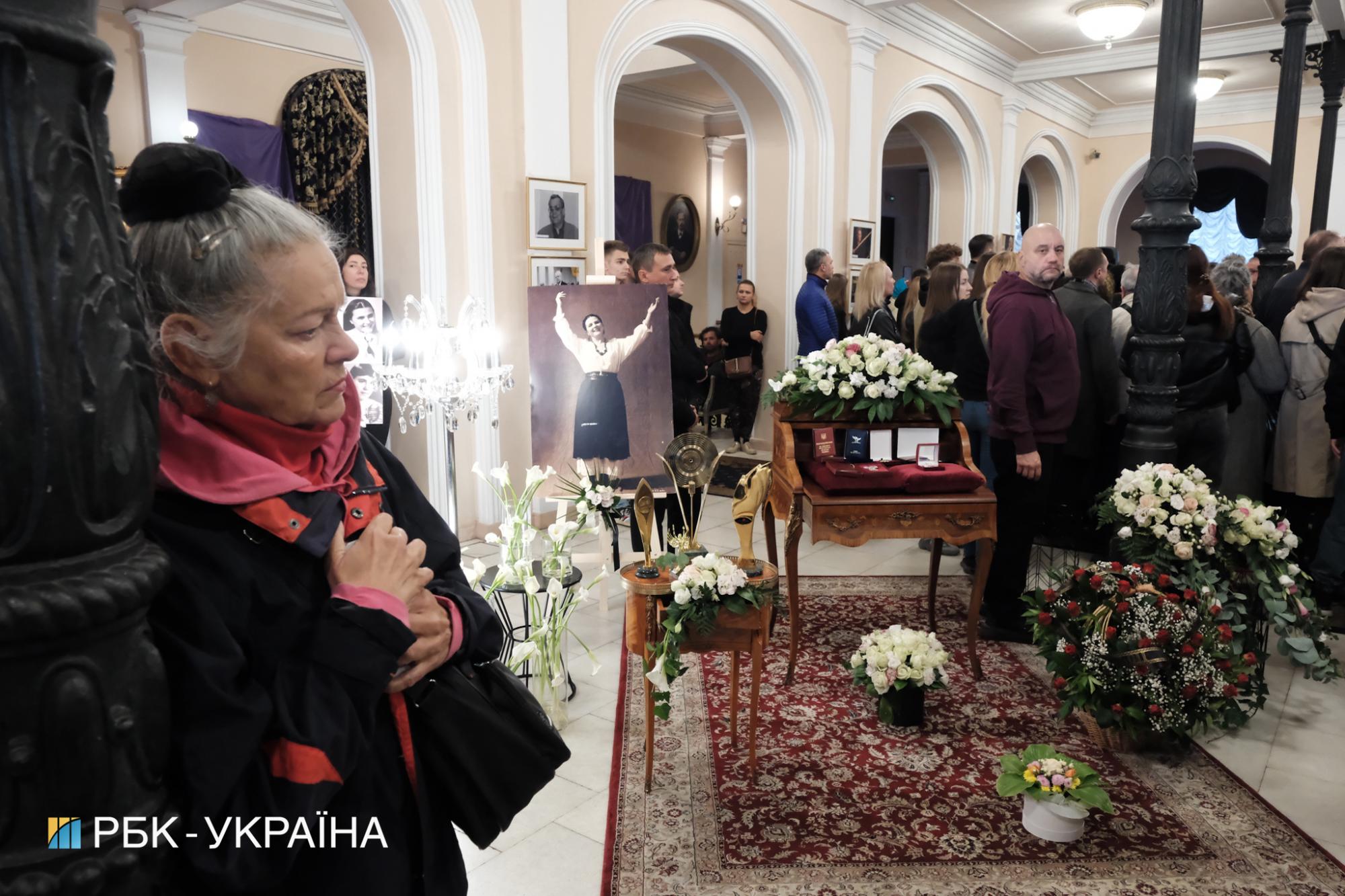 Хор, солісткою якого була Ніна Матвієнко, виконав молитву на прощанні зі співачкою: відео пробирає до мурашок