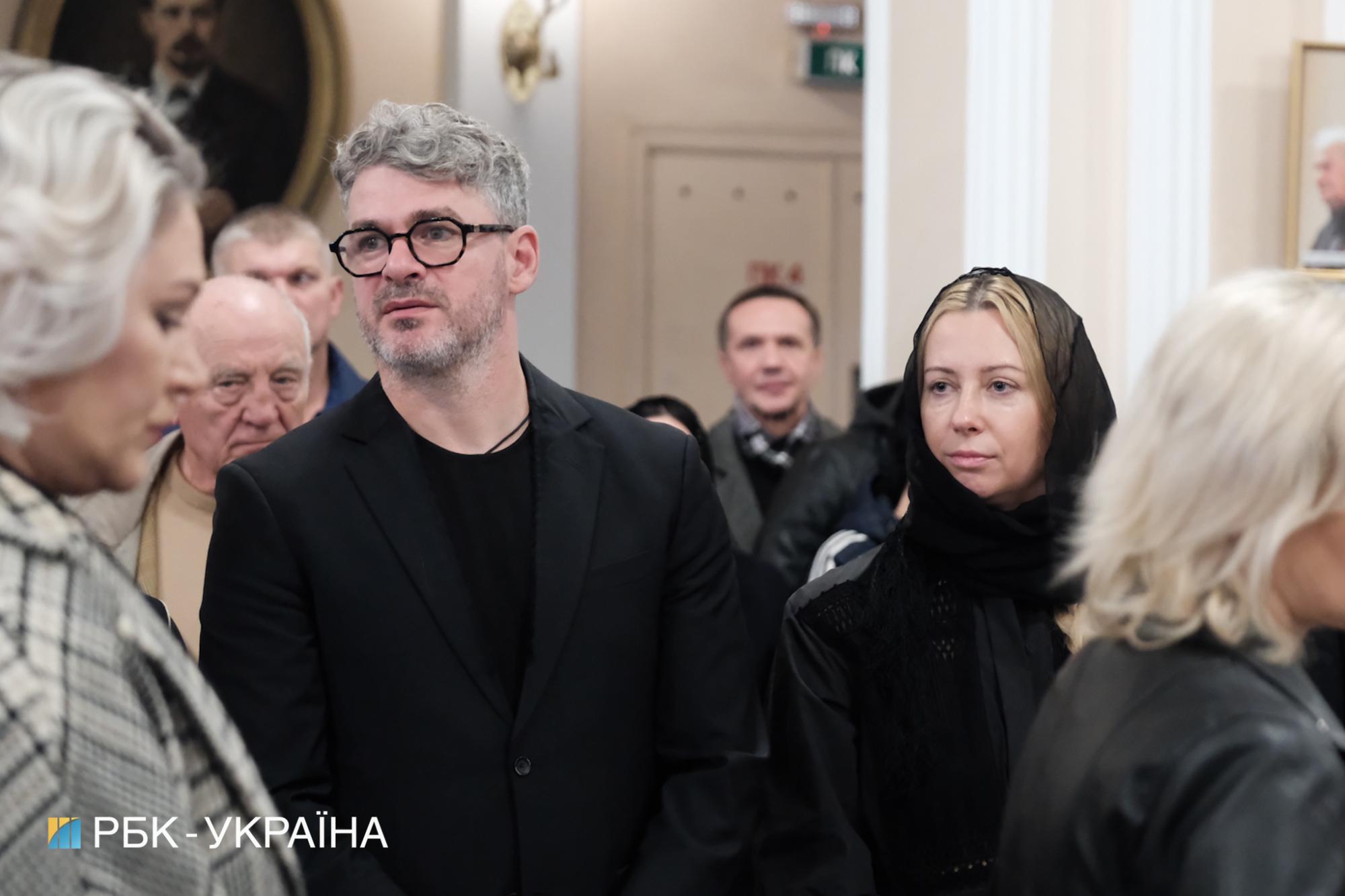 У Києві прощаються з Ніною Матвієнко: люди вишиковуються в чергу, щоб покласти квіти (фото)