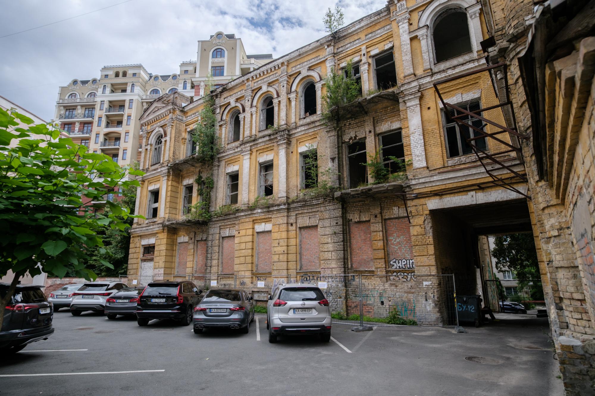 Будинок Сікорського в центрі Києва руйнується: хто має його відновити і чому зволікають