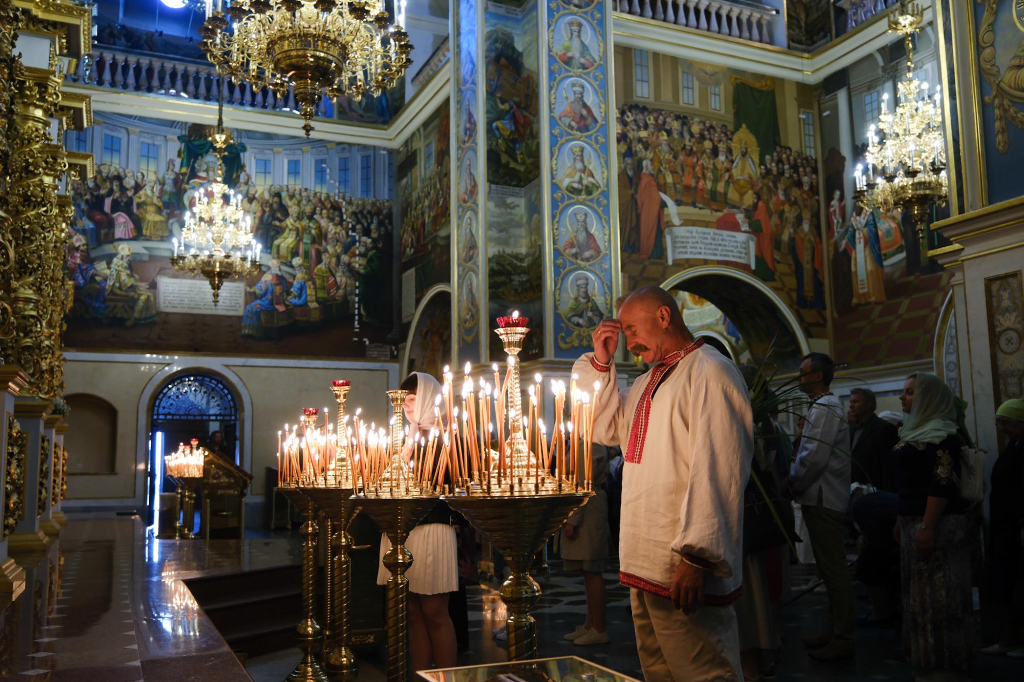 День Святої Трійці в Успенському соборі Лаври на яскравих фото