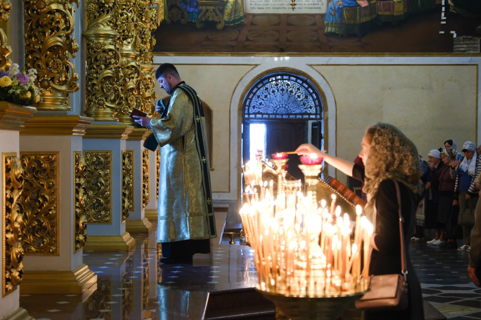 День Святої Трійці в Успенському соборі Лаври на яскравих фото