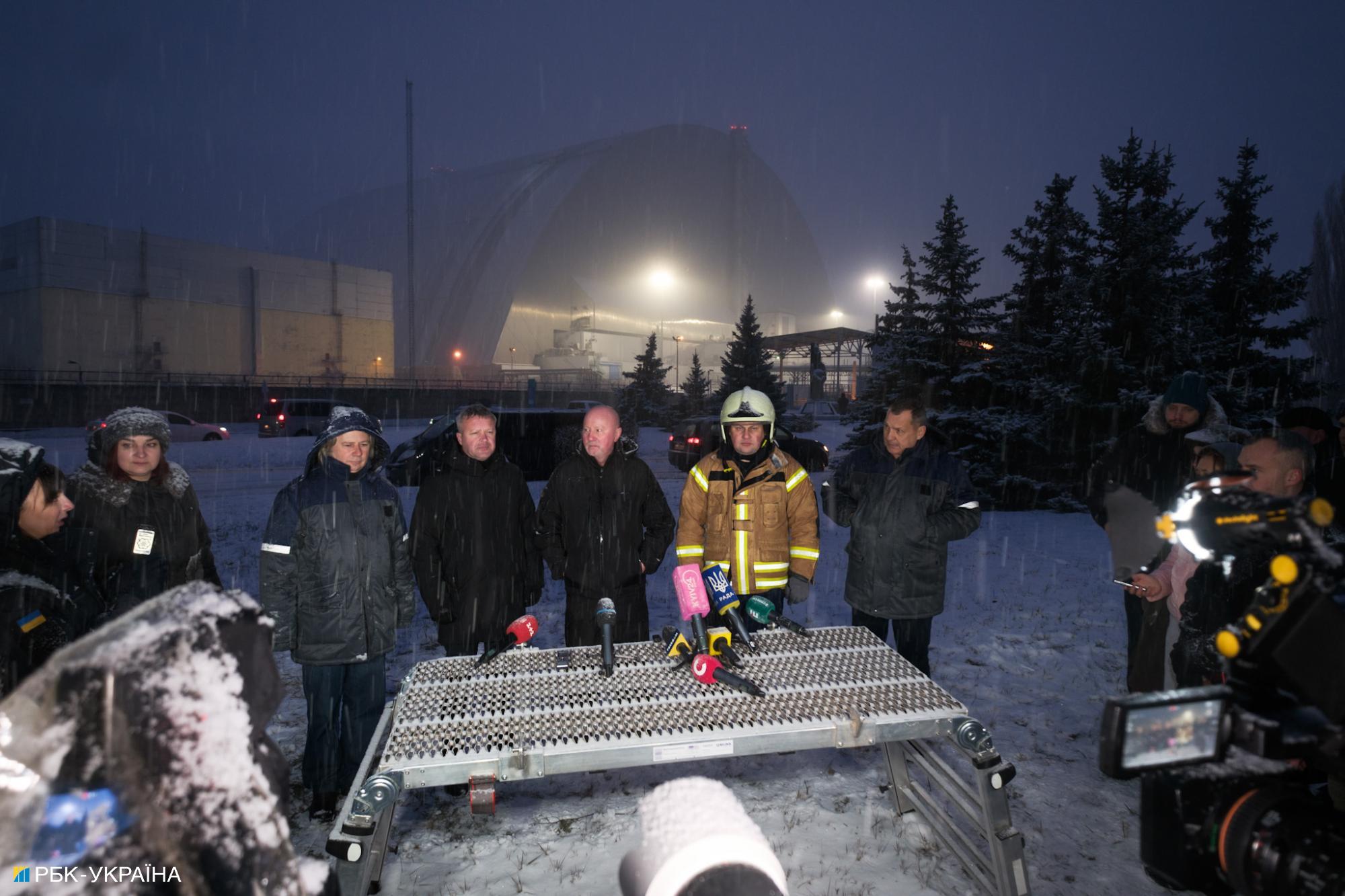 "Арка перестала выполнять свою функцию". Какие угрозы несет удар по ЧАЭС (фоторепортаж)