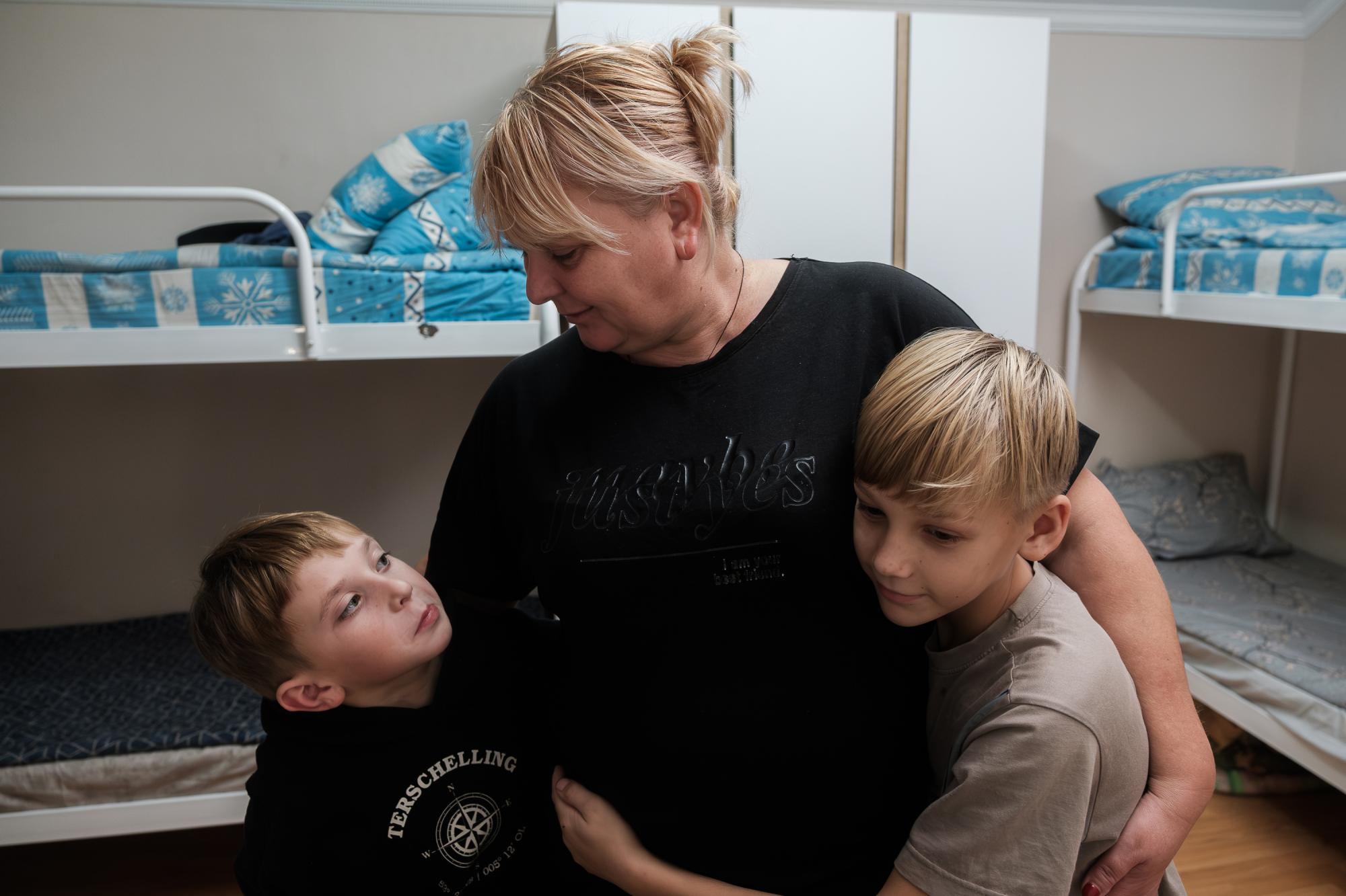 "Дорослі діти нікому не треба". Історія мами, яка всиновила 8 дітей і врятувала їх від окупації (відео)