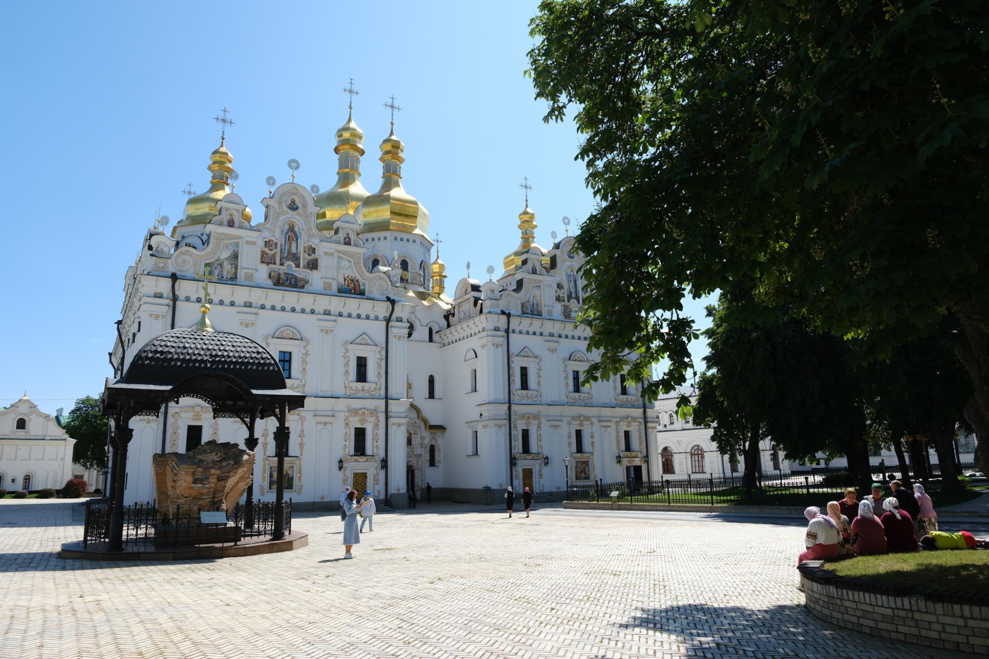 День Святої Трійці в Успенському соборі Лаври на яскравих фото