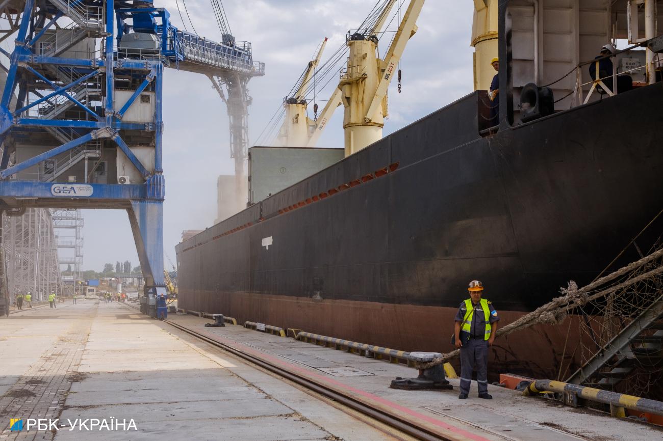 Под угрозой ракетных ударов. Как из Украины вывозят зерно в голодающие страны