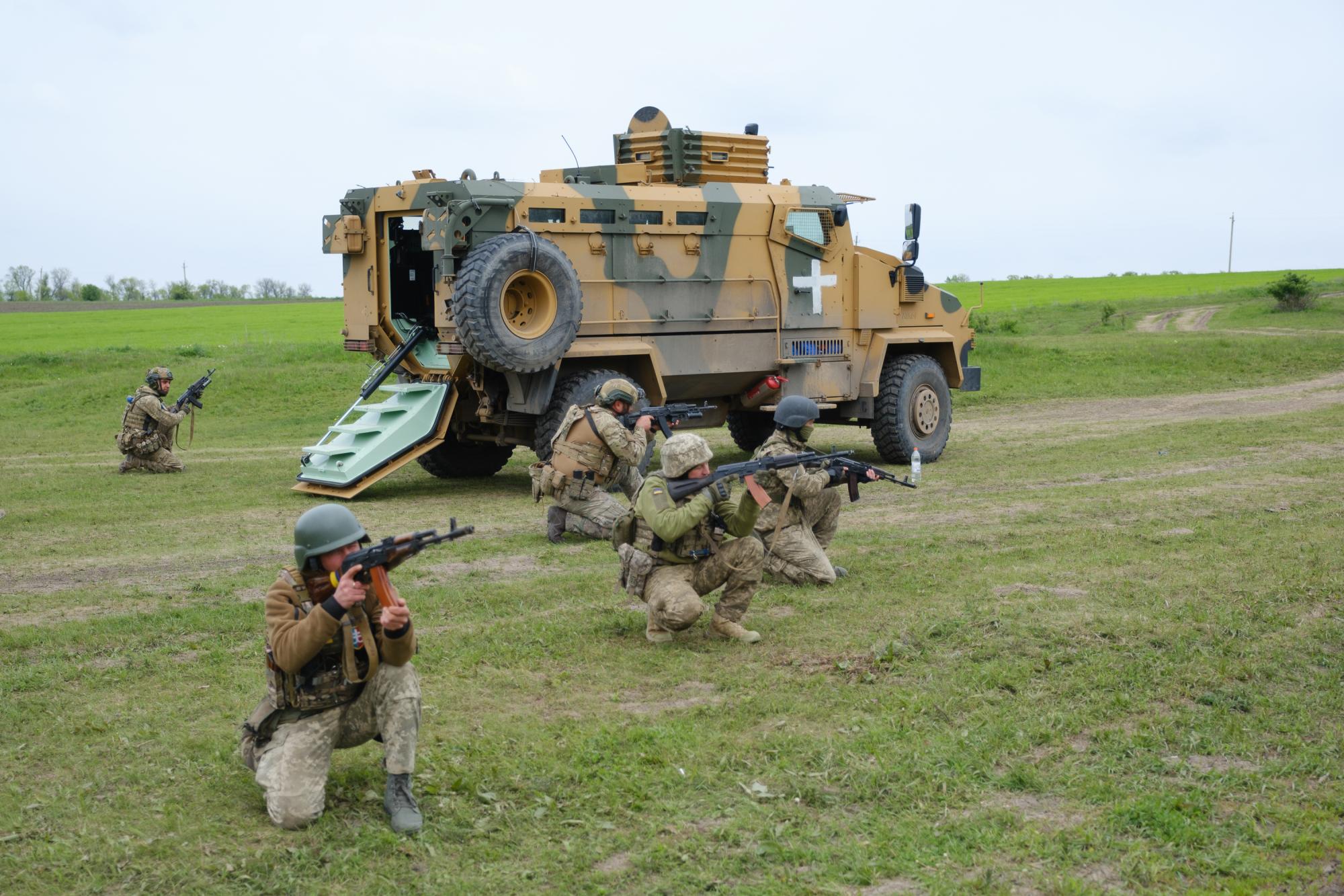 Швидкість, точність, сила: майстерність українських морпіхів на яскравих фото