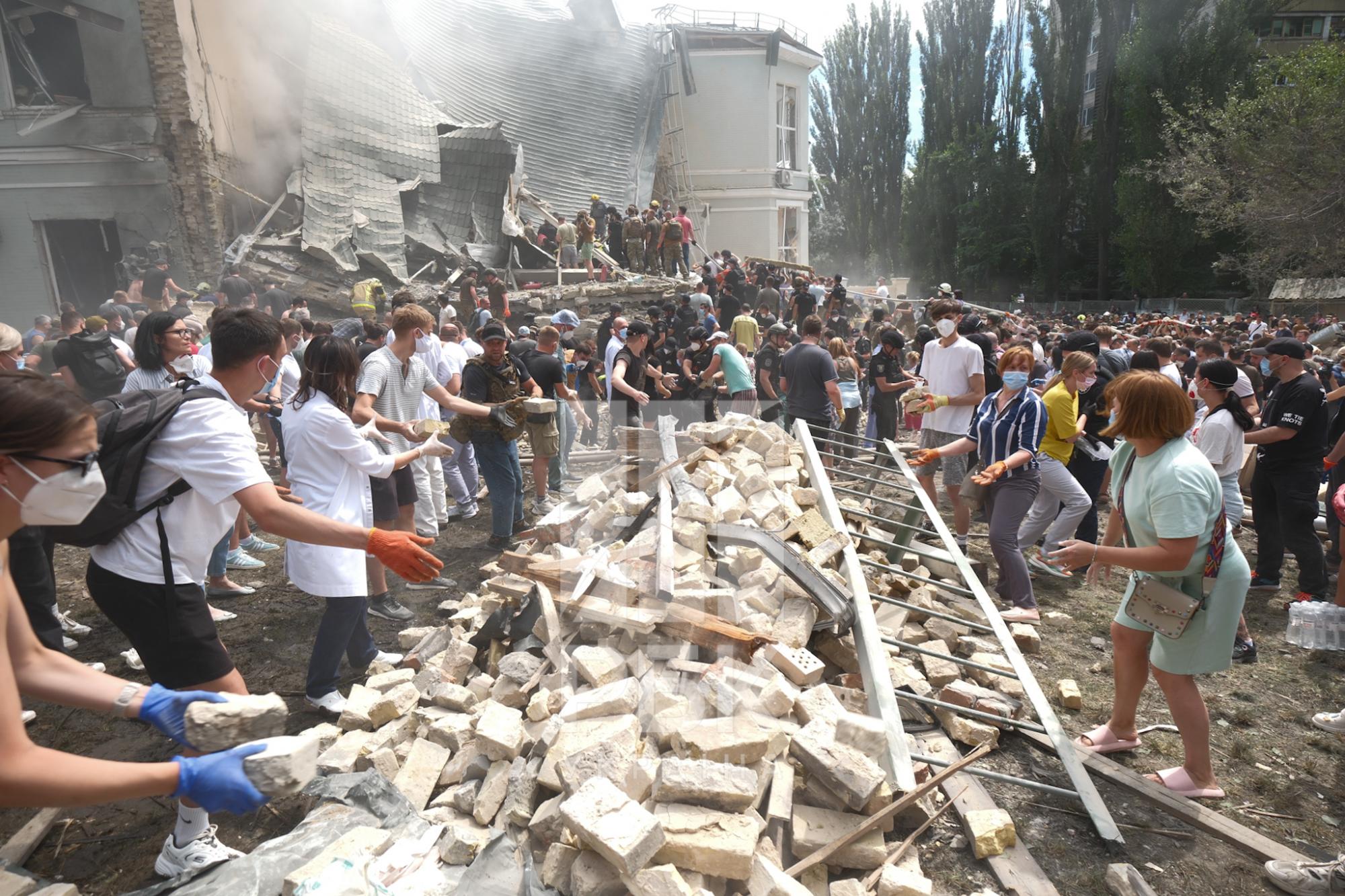 Украинский музыкант чудом выжил под завалами квартиры в Киеве