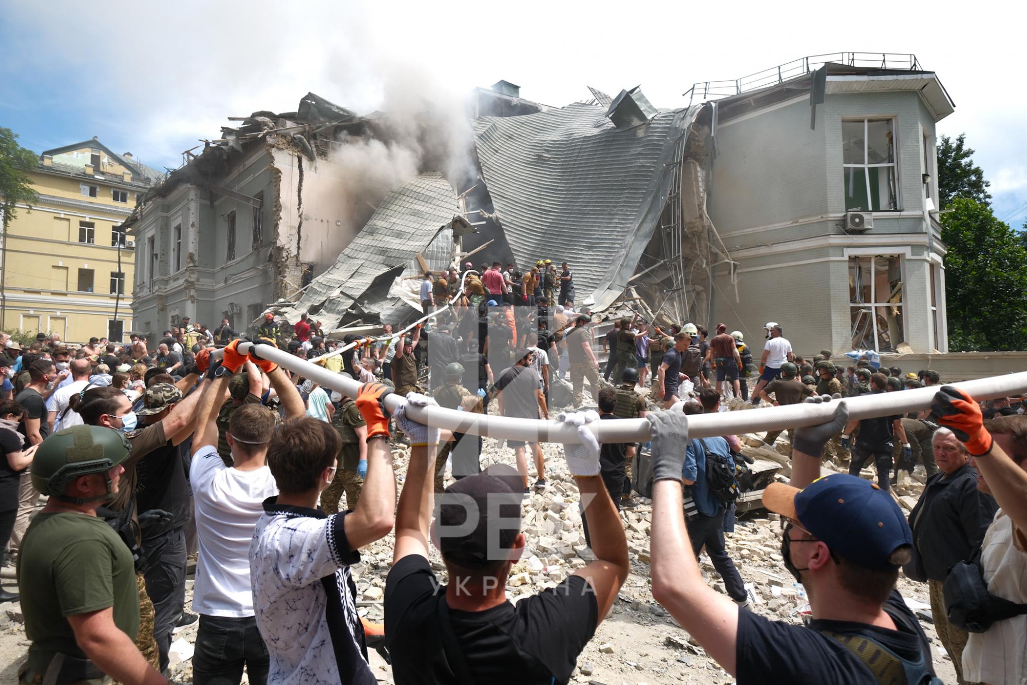 Украинский музыкант чудом выжил под завалами квартиры в Киеве