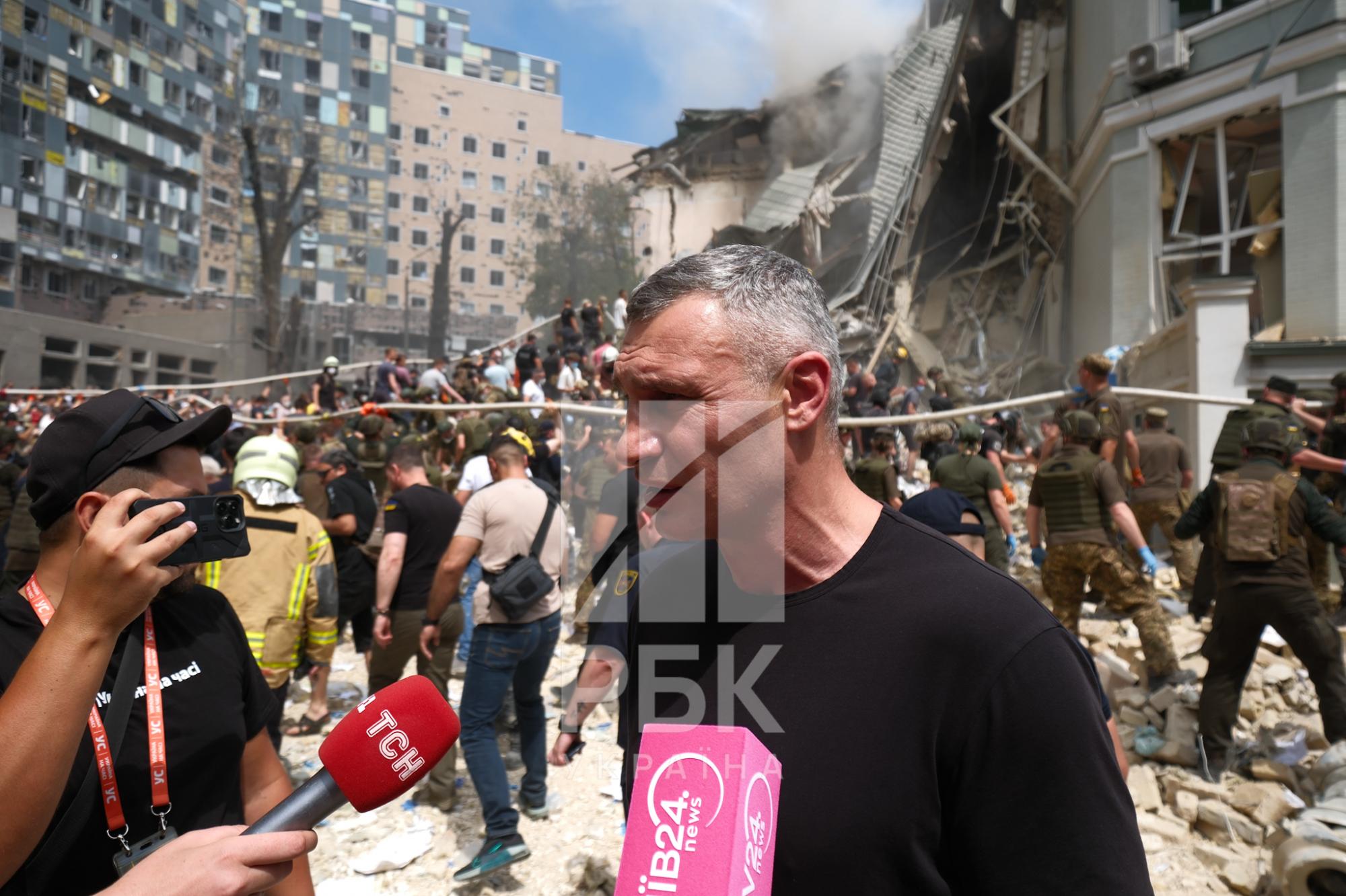 Украинский музыкант чудом выжил под завалами квартиры в Киеве