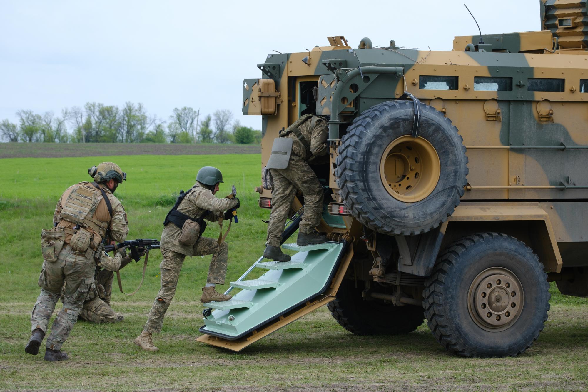 Швидкість, точність, сила: майстерність українських морпіхів на яскравих фото