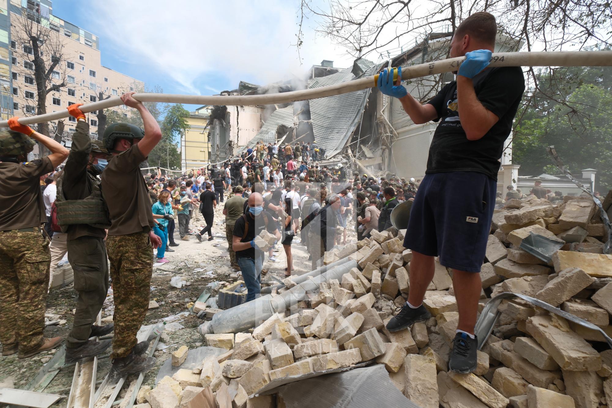 Украинский музыкант чудом выжил под завалами квартиры в Киеве