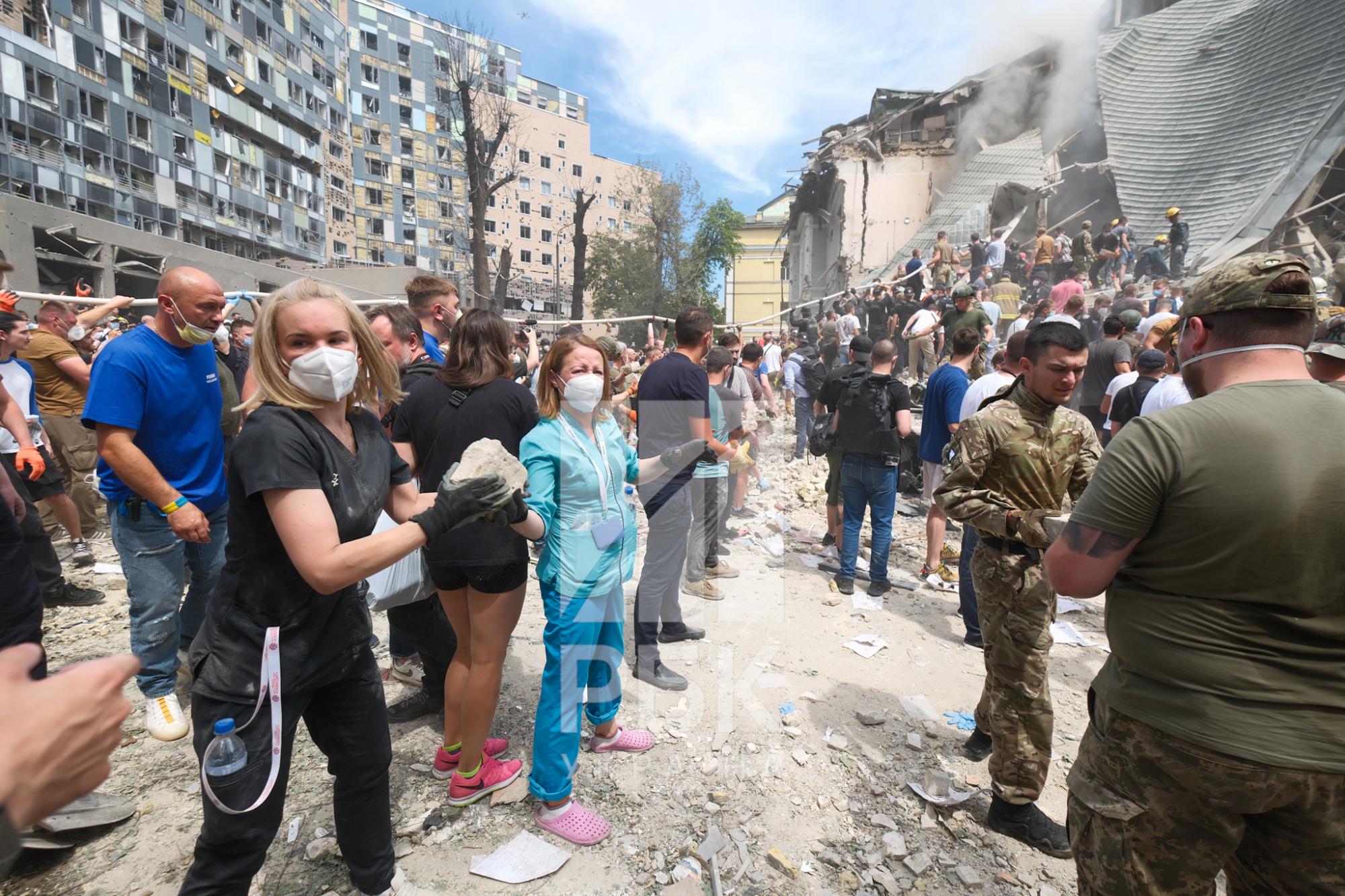 Украинский музыкант чудом выжил под завалами квартиры в Киеве