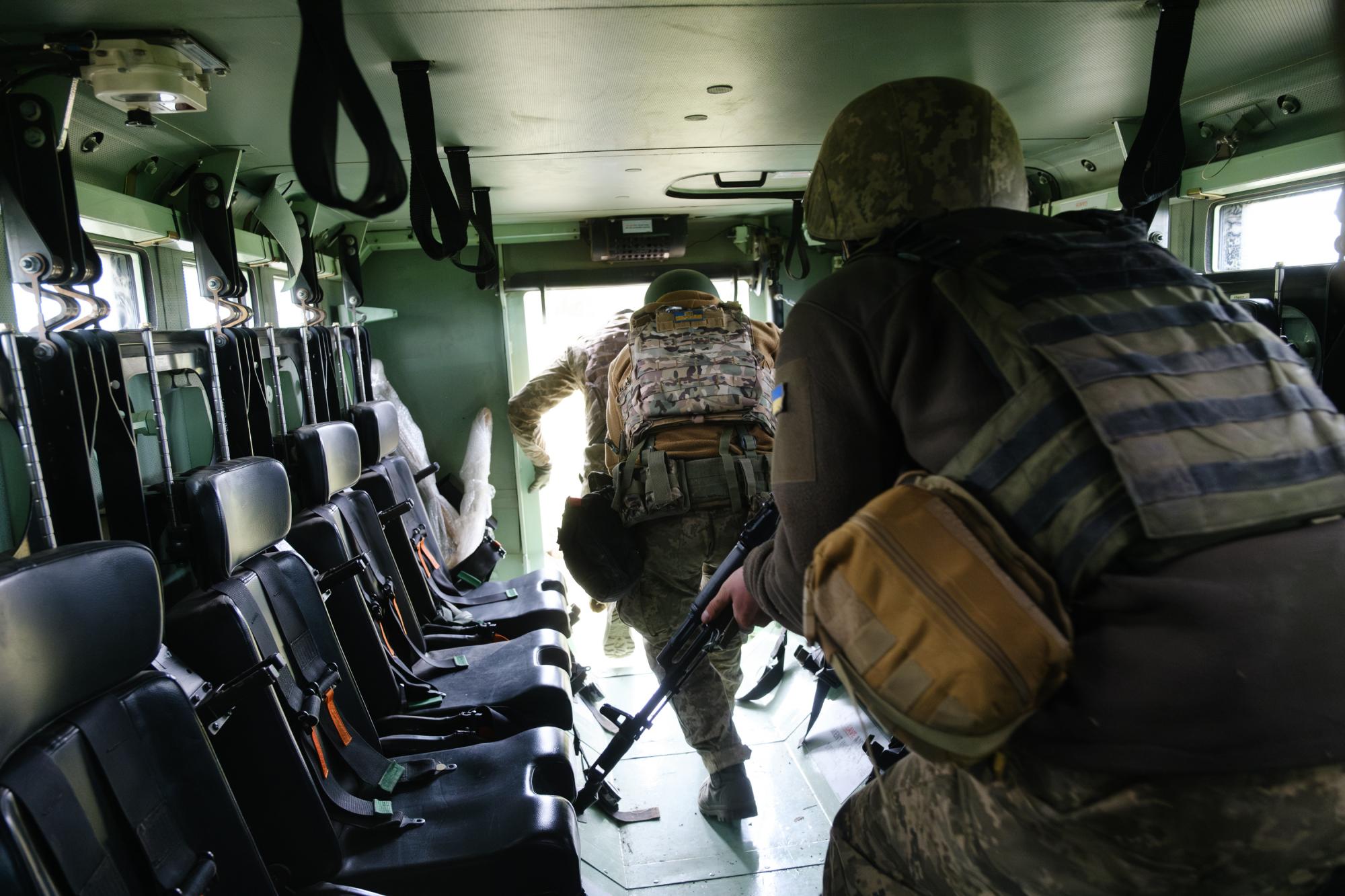 Швидкість, точність, сила: майстерність українських морпіхів на яскравих фото