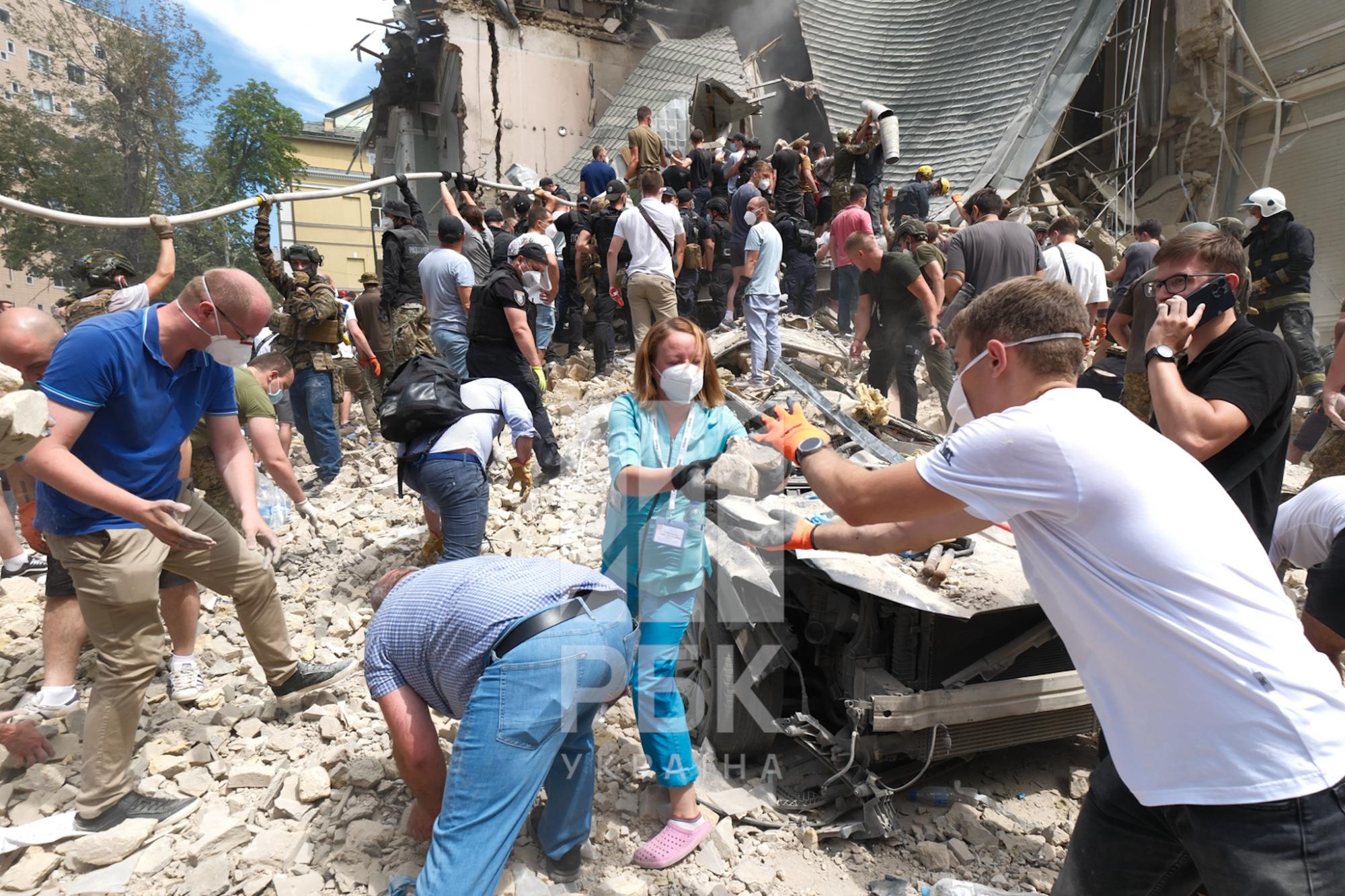 Украинский музыкант чудом выжил под завалами квартиры в Киеве