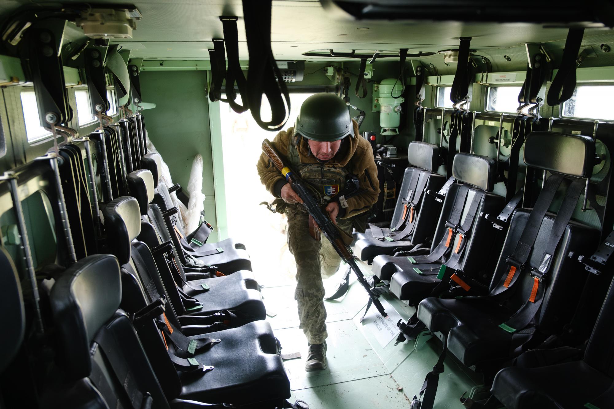 Швидкість, точність, сила: майстерність українських морпіхів на яскравих фото