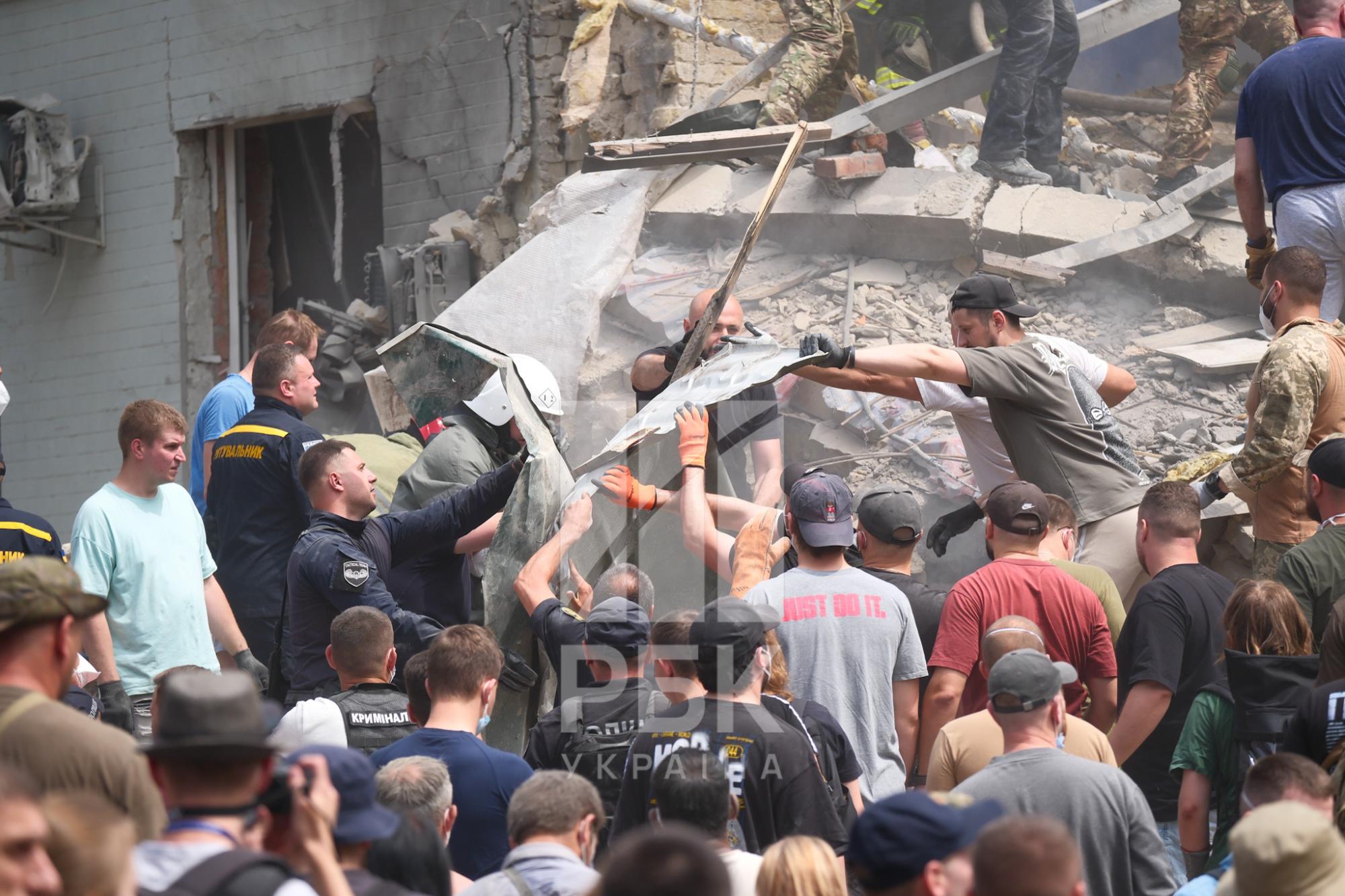 Украинский музыкант чудом выжил под завалами квартиры в Киеве